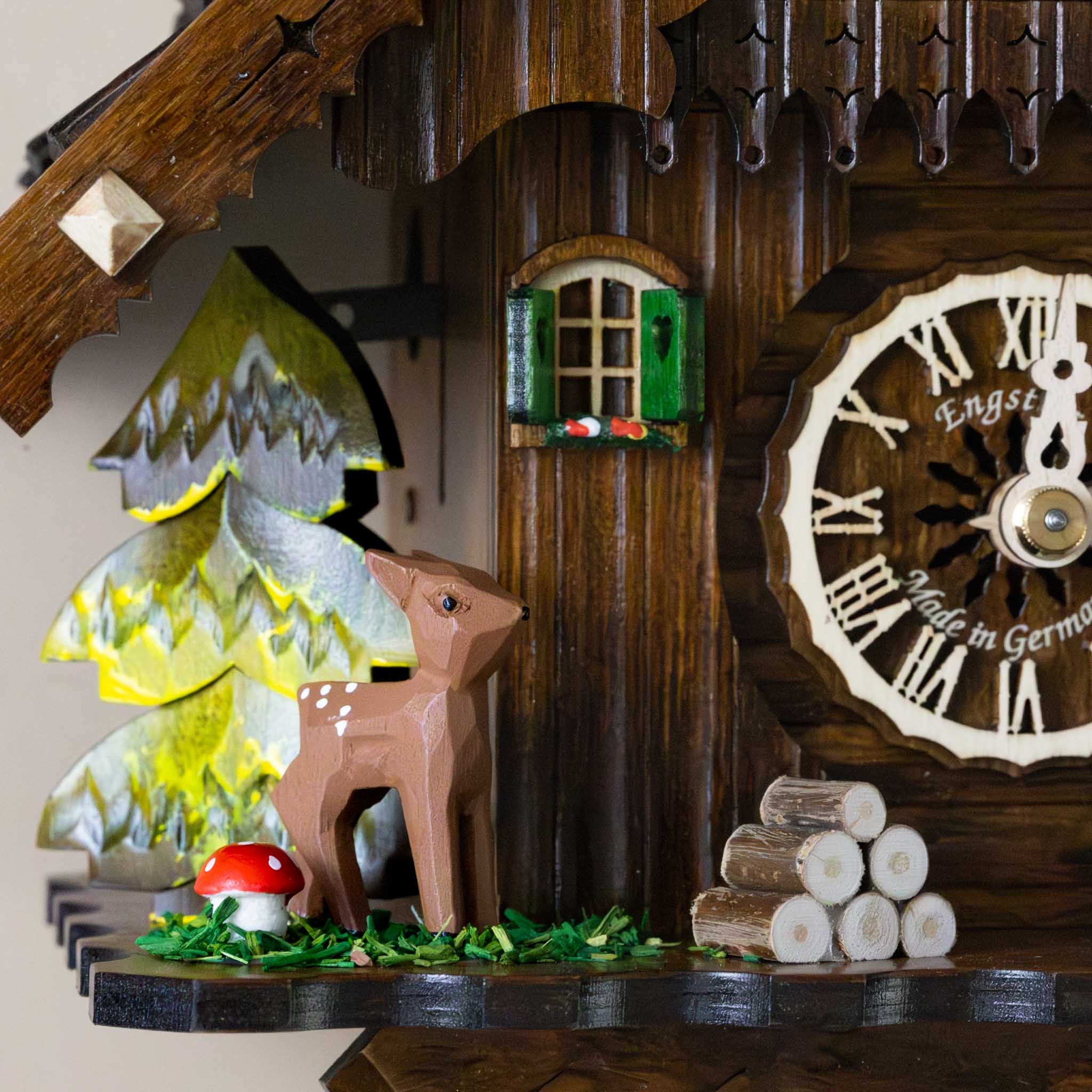 black-forest-mechanical-cuckoo-clock-woodland-chalet-deer-and-tree-detail