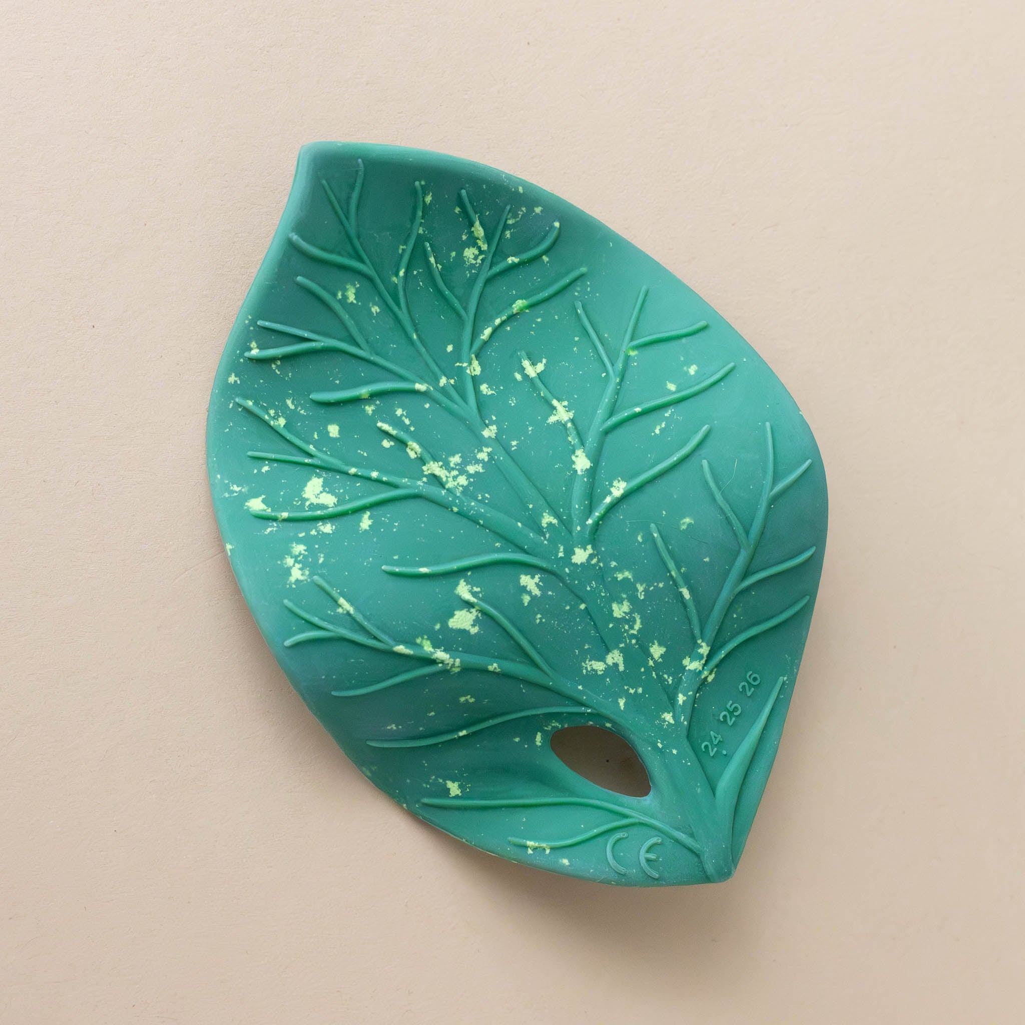 green-chlorophyll-leaf-teether-with-texture-wavy-form-and-highlights