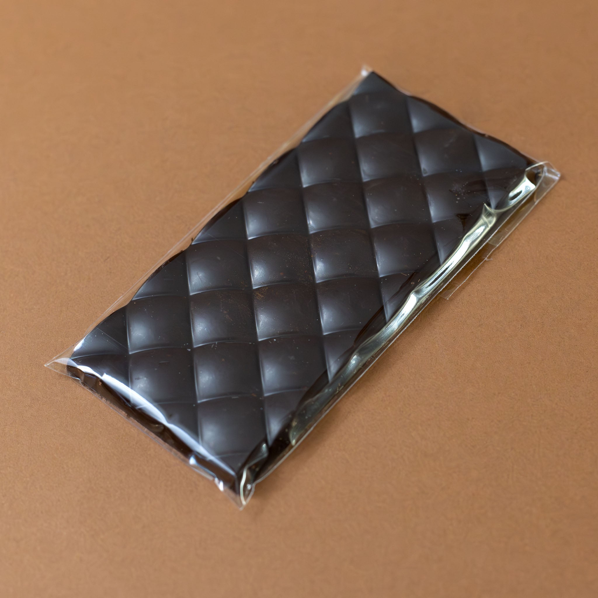 pillow-formed-chocolat-au-lait-bar-48-equador