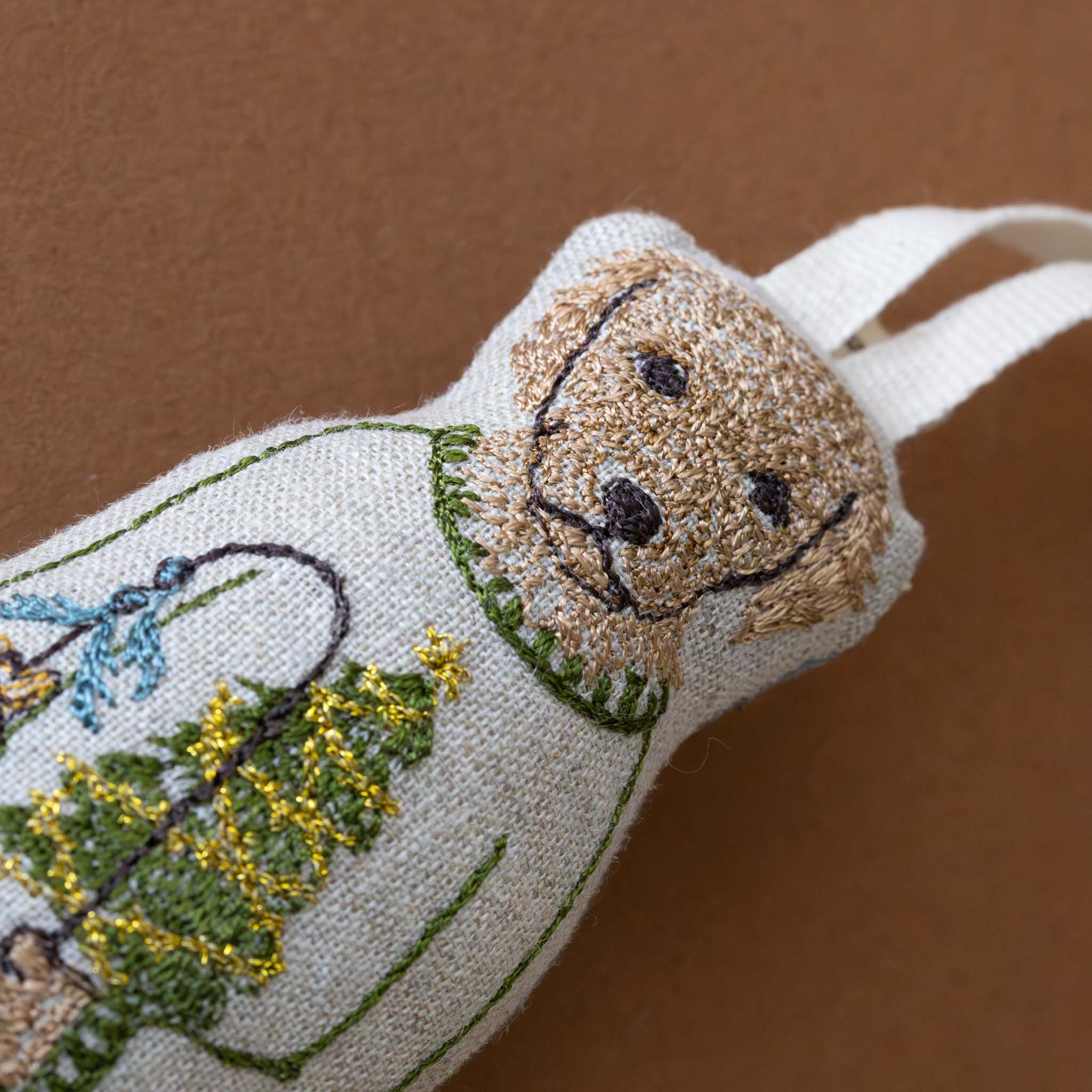 embroidered-ornament-gift-giving-dog-holding-tree