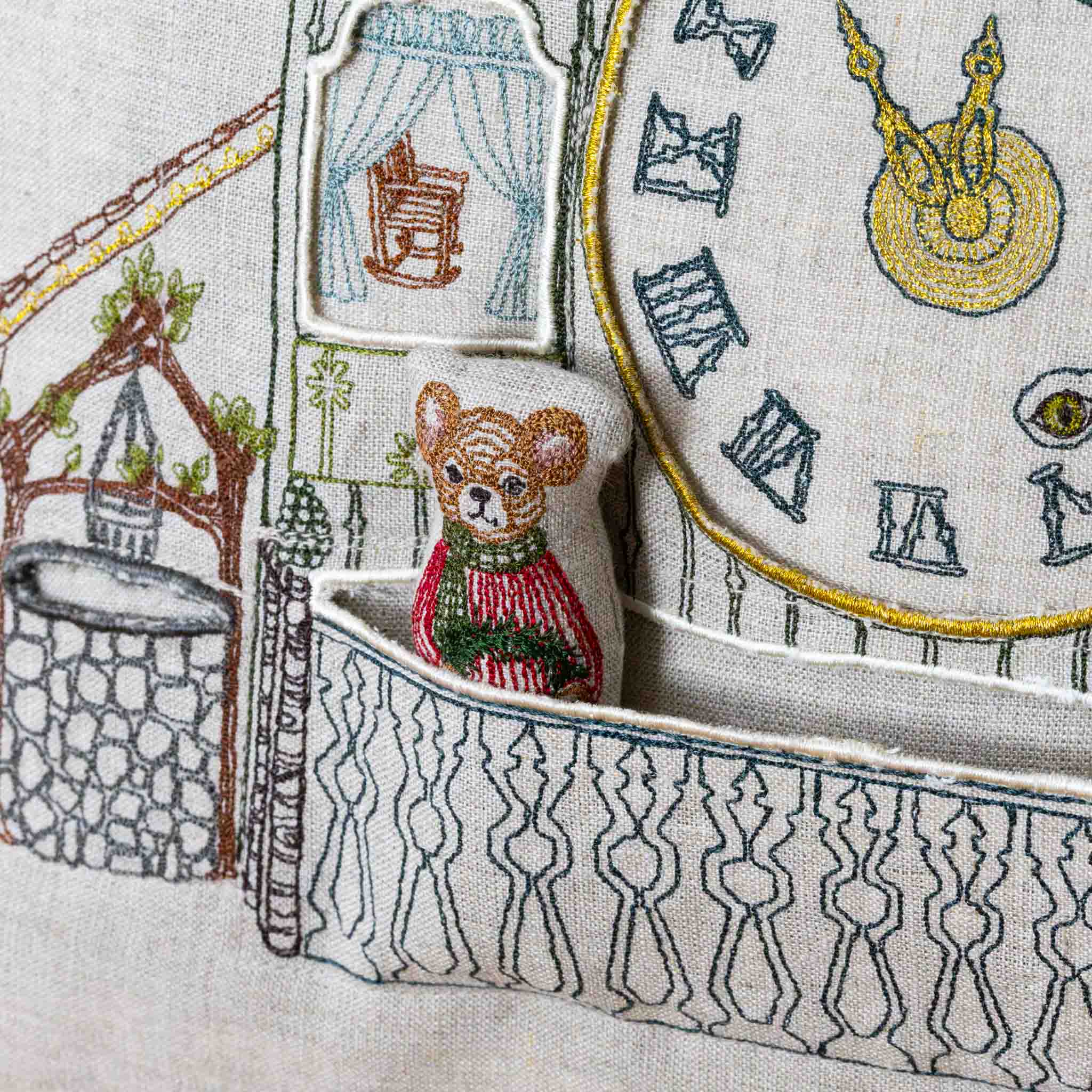 embroidered-pocket-pillow-christmas-clock-with-mouse-in-the-balcony-pocket