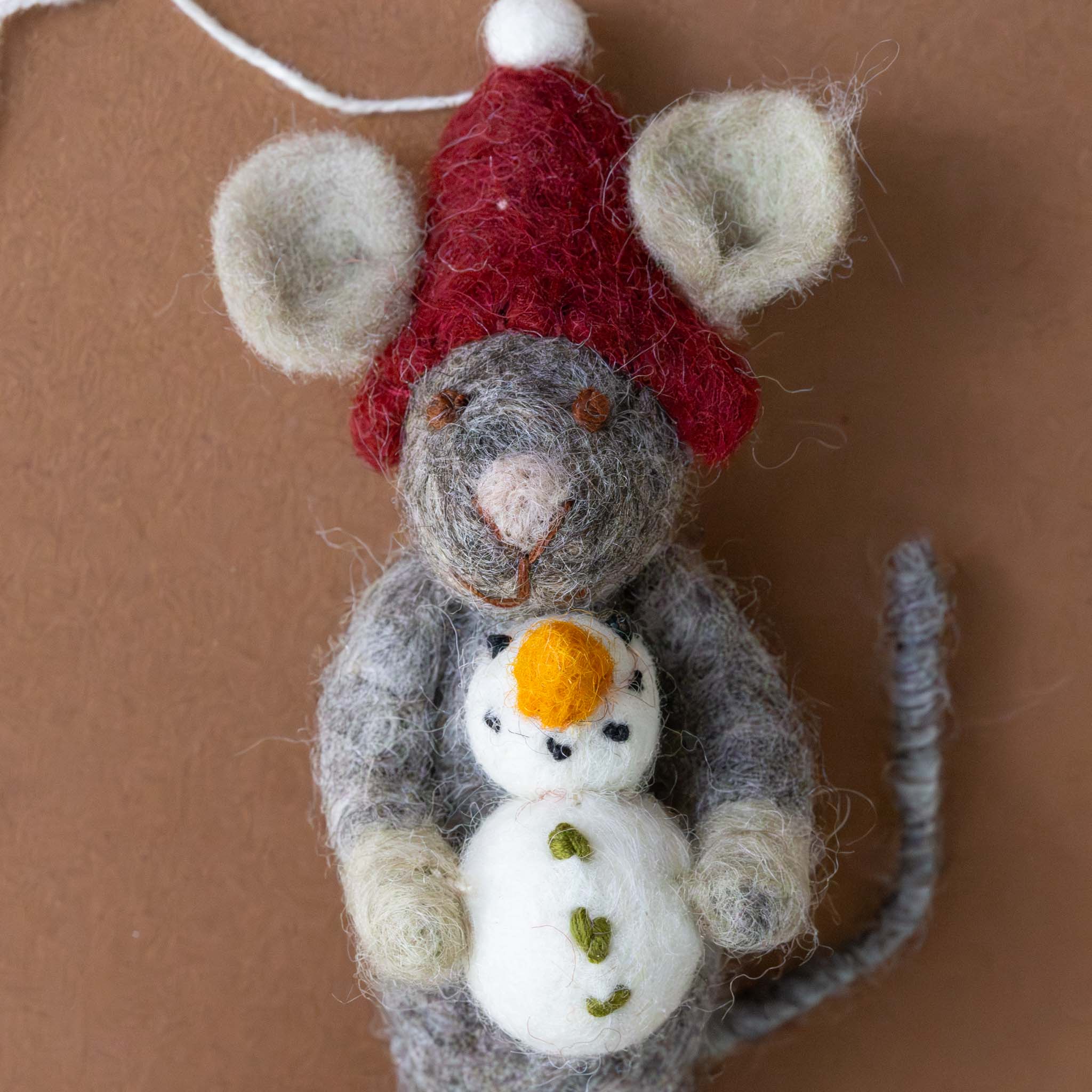 felted-grey-mouse-ornament-with-snowman