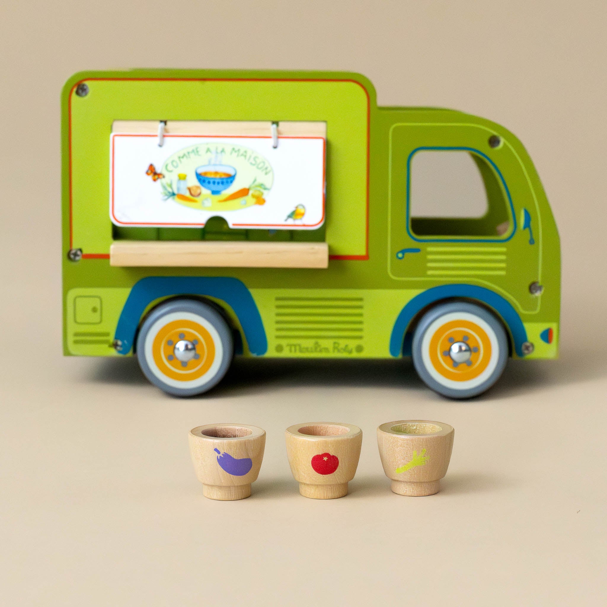 green-la-grande-famille-wooden-food-truck-play-set-with-closed-curtain-and-food-containers