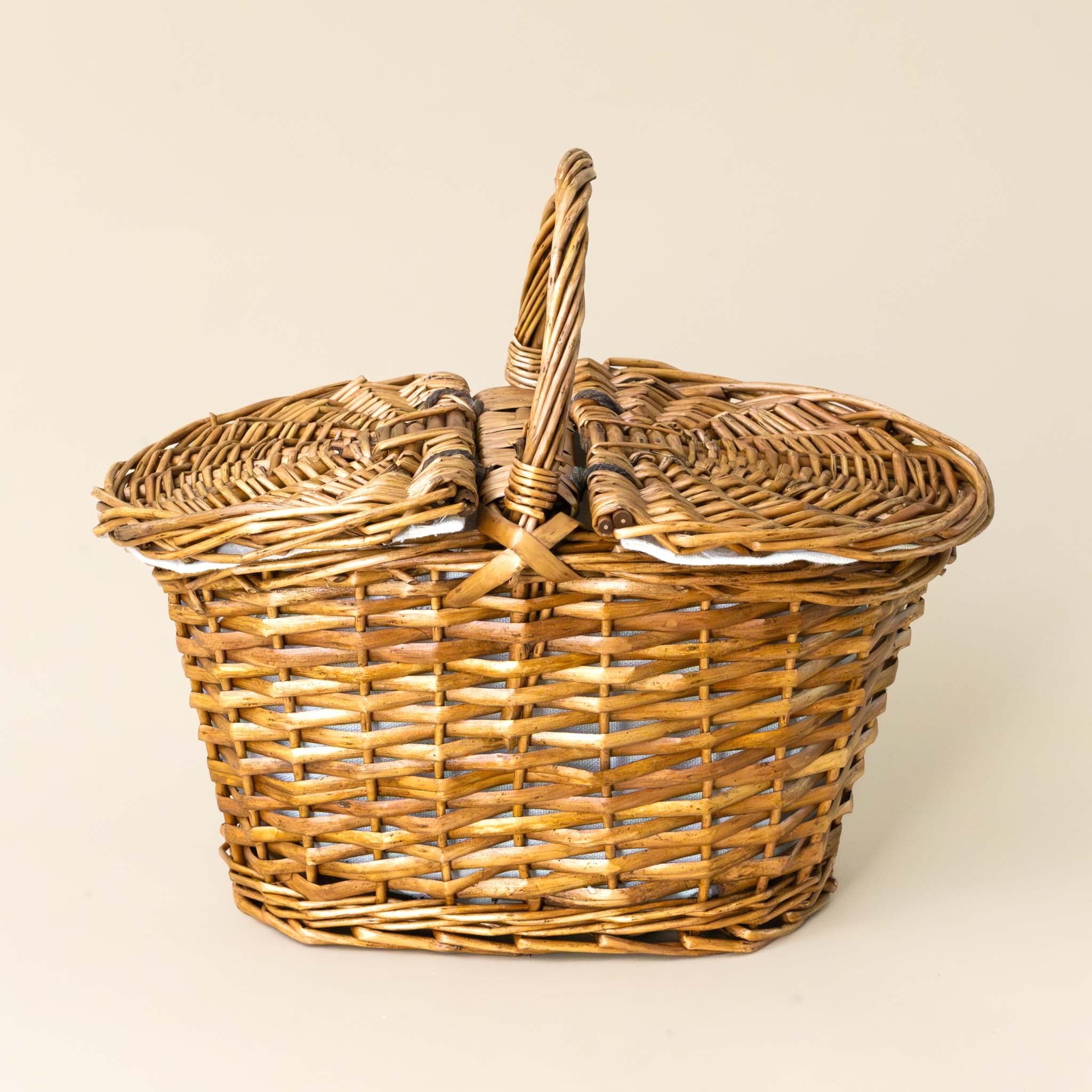 musical-tin-tea-set-with-wicker-basket