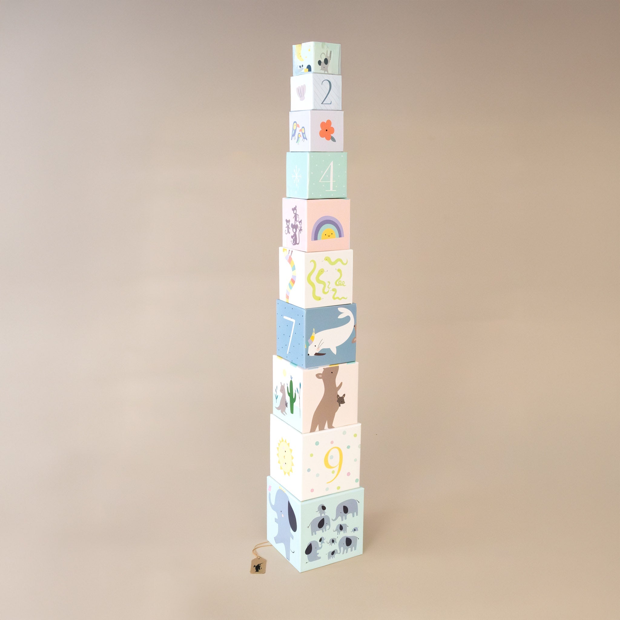 nesting-blocks-animaux-with-animals-and-numbers-on-sides-stacked-tall