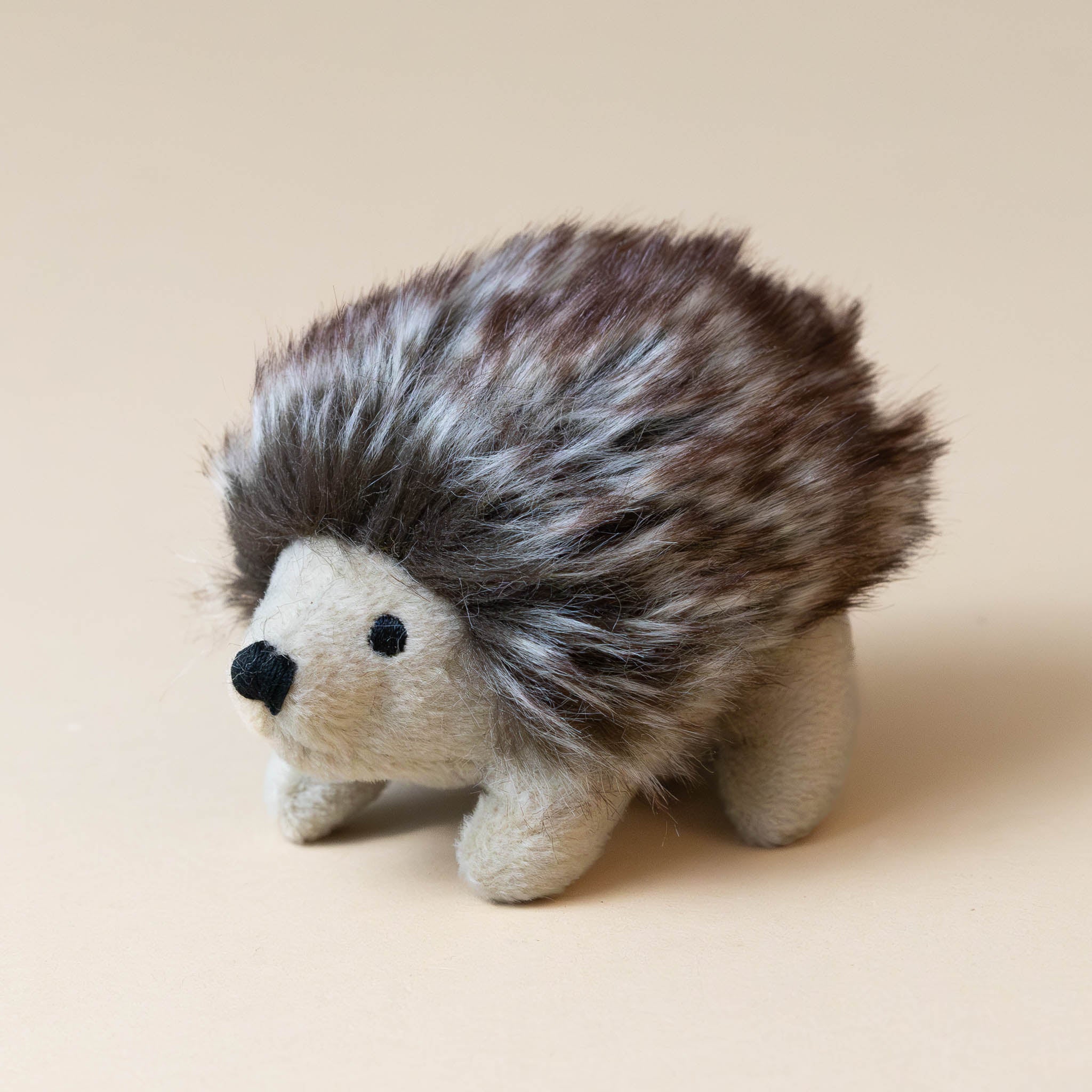 puffball-hedgehog-finger-puppet-side