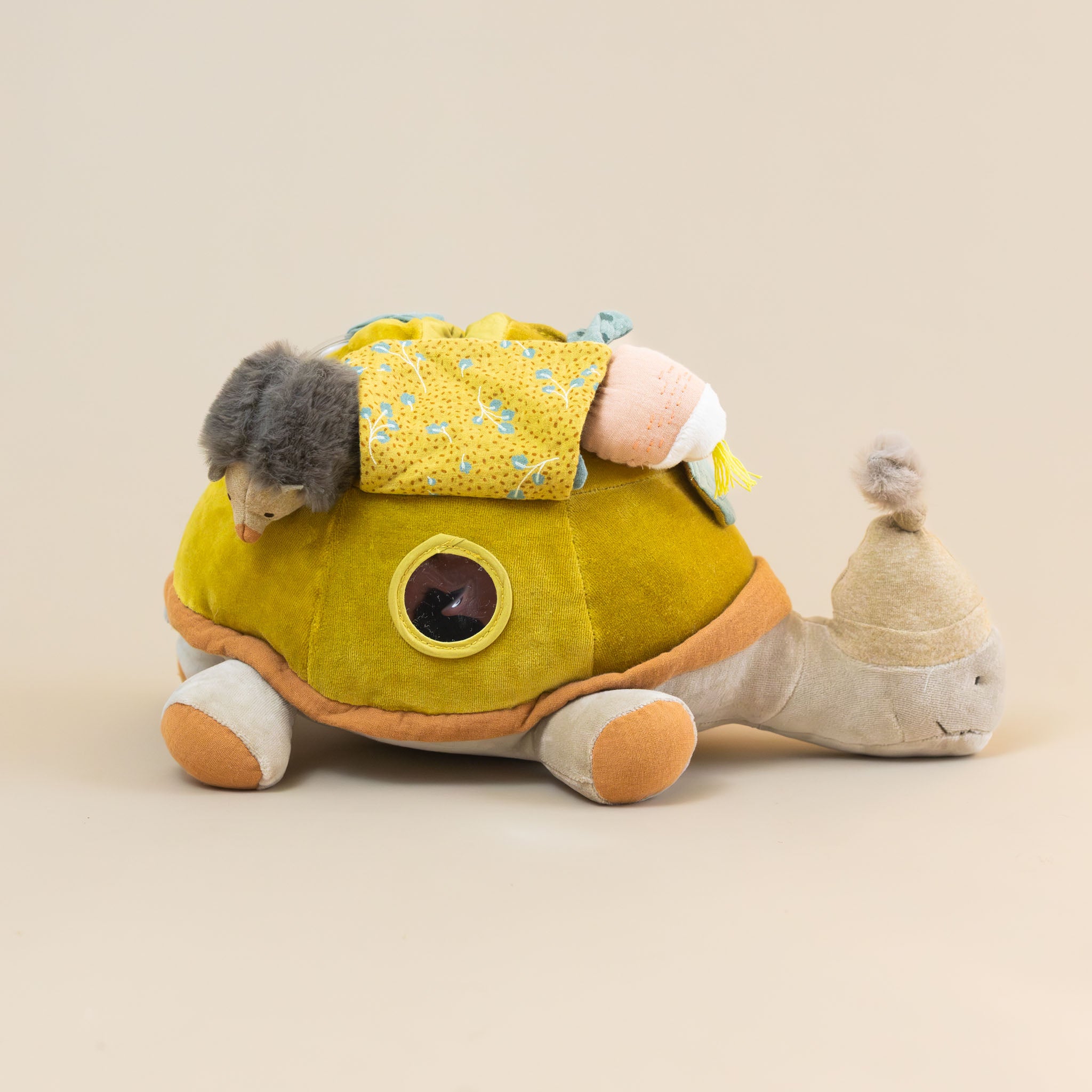 trois-petit-lapins-activity-turtle-side-view-with-mirror-hedgehog-and-crinkly-fabric