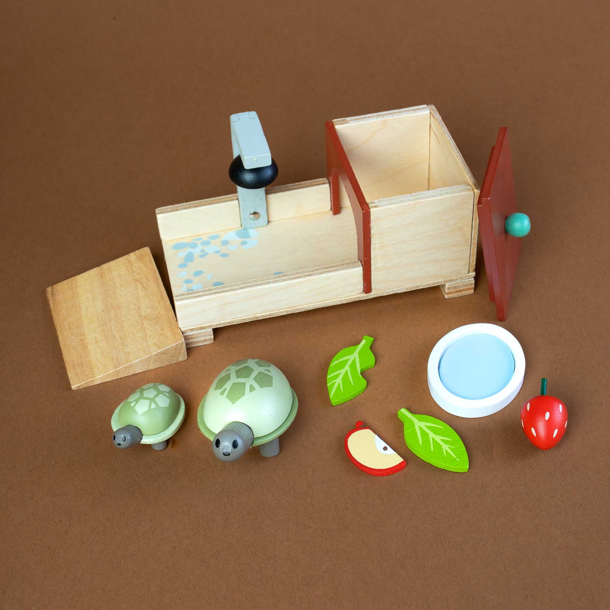 wooden-tortoise-pet-play-set-details