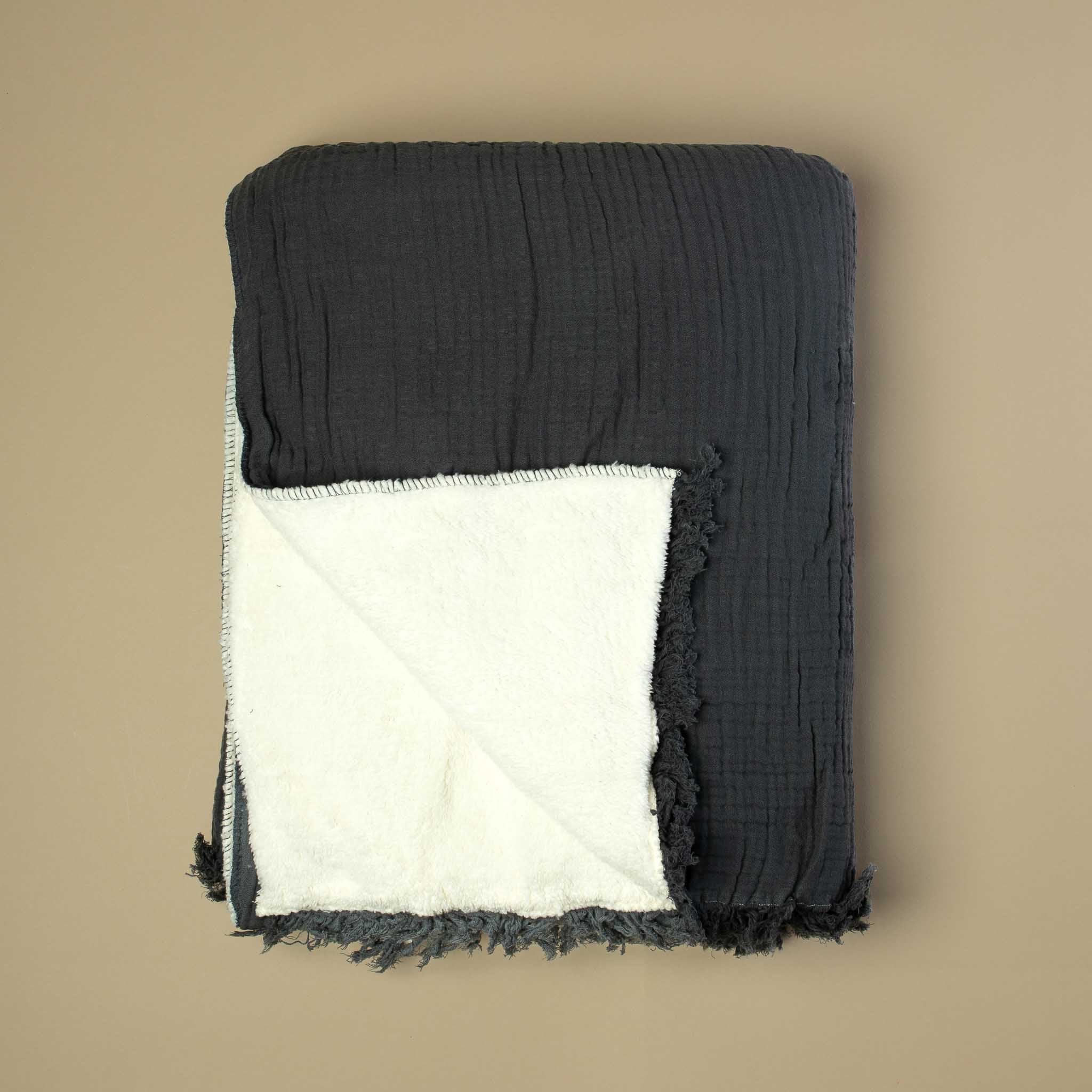 alaia-sherpa-throw-anthracite