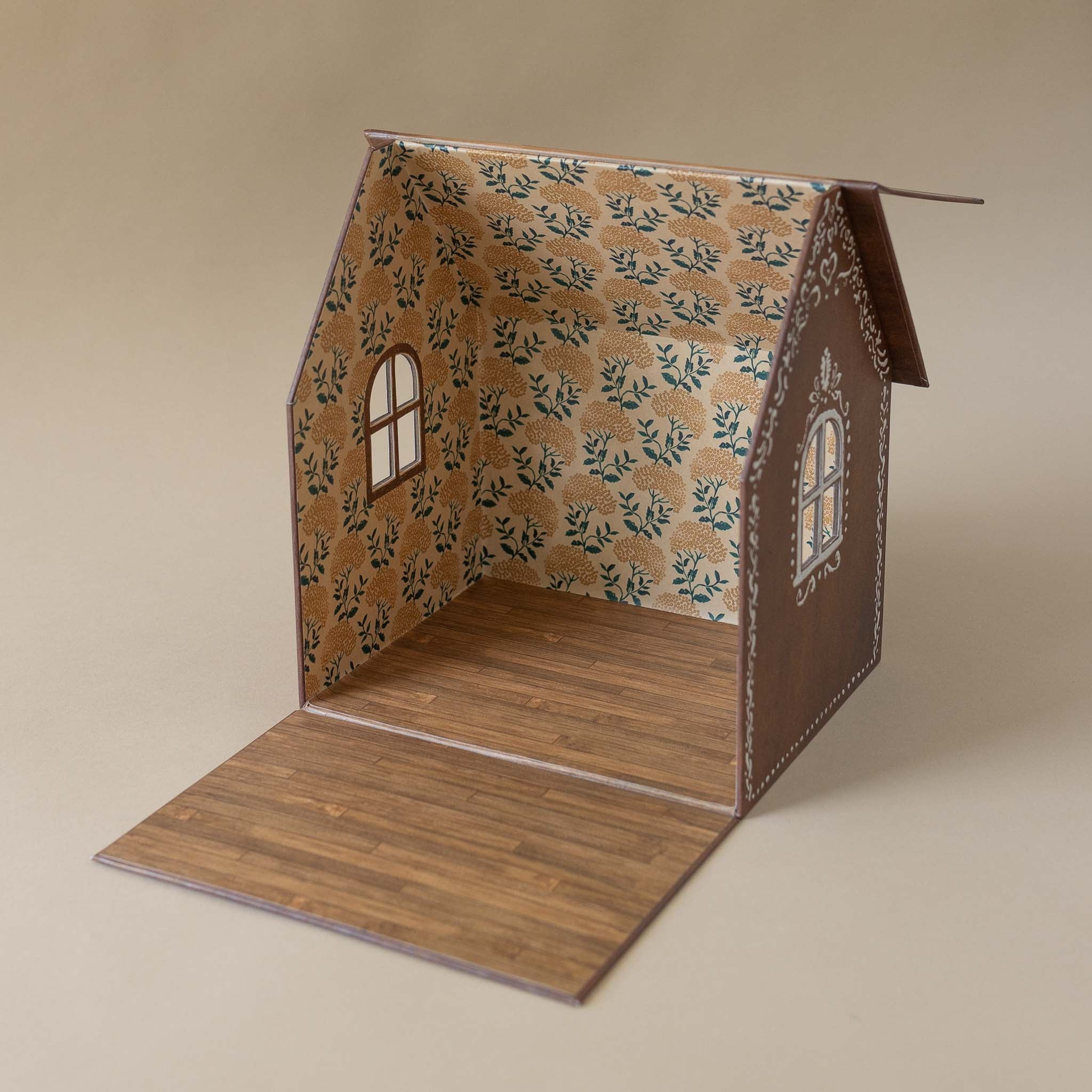 gingerbread-house-shown-with-roof-and-side-open